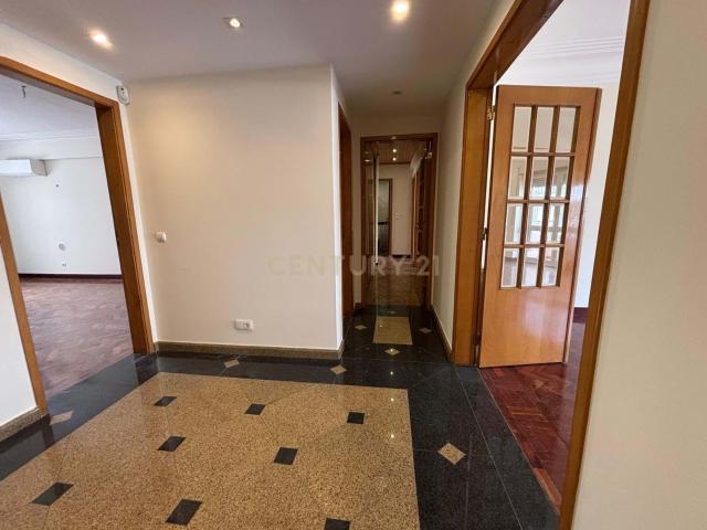 Apartamento T4 com elevador na Rua José Estêvão, Arroios, Lisboa