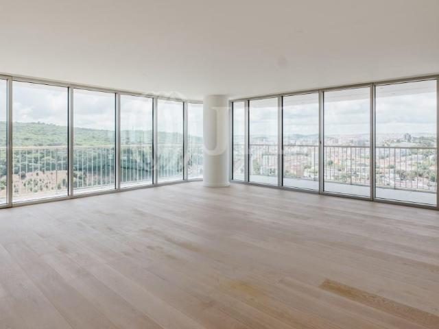 Apartamento T4, com estacionamento e varanda, em Campolide 0m² Campolide