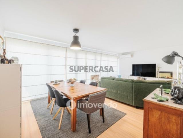 Apartamento T4, com estacionamento e arrecadação, na Alta de Lisboa
