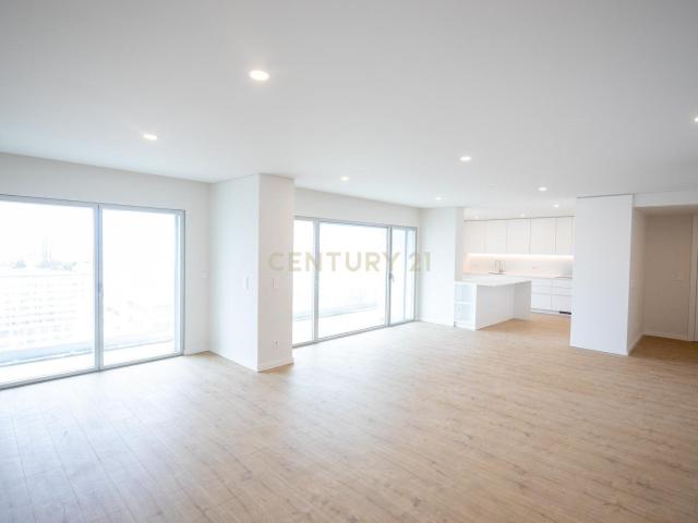 Apartamento T4 com estacionamento e piscina Areeiro 200m² Areeiro