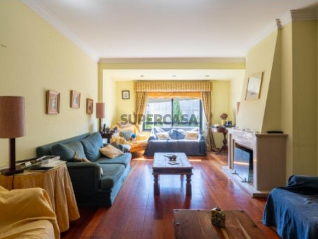 Apartamento T4 com estacionamento no Bairro do Rosário, Cascais