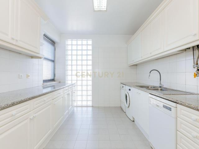 Apartamento T4 com Estacionamento no Spacio Shopping a 5 minutos do Aeroporto, Lisboa