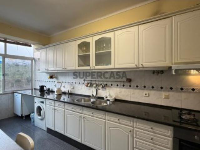 Apartamento T4 com Excelente Luminosidade em Queluz