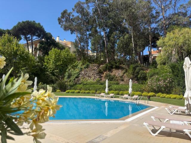 Apartamento T4 com Jardim Privativo na Exclusiva Quinta Patino | Estoril