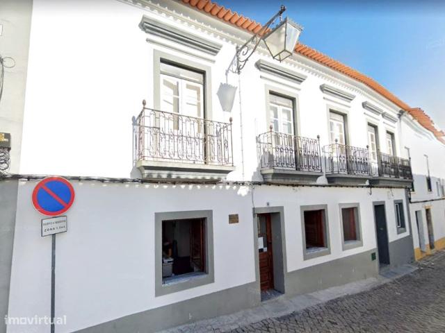 Apartamento T4 com logradouro localizado no centro de Beja