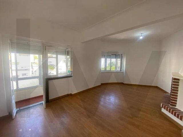 Apartamento T4 com Lareira e Marquise nas Mercês, Rio de Mouro