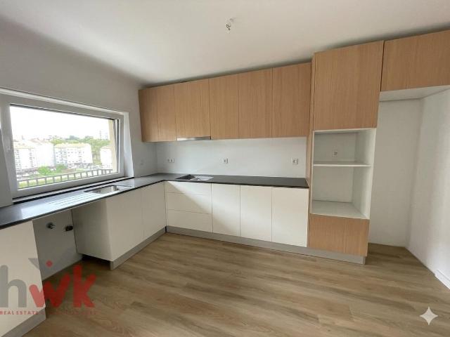 Apartamento T4 com sótão no centro de Seia