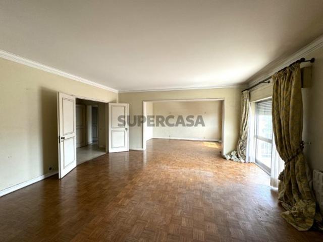 Apartamento T4 com Parqueamento a ser Remodelado Campo Grande/ Lisboa