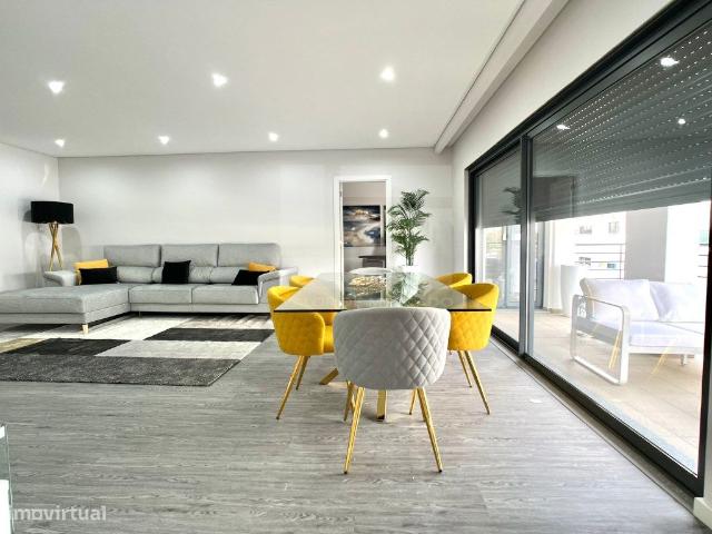APARTAMENTO T4 COM PISCINA, GARAGEM E ARRECADAO OLHO FARO