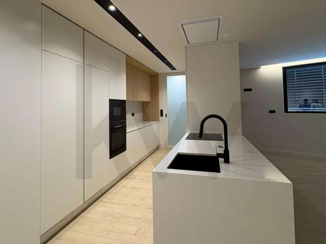 Apartamento T4 com quatro frentes | Piso Exclusivo | Box duas viaturas | Gondomar