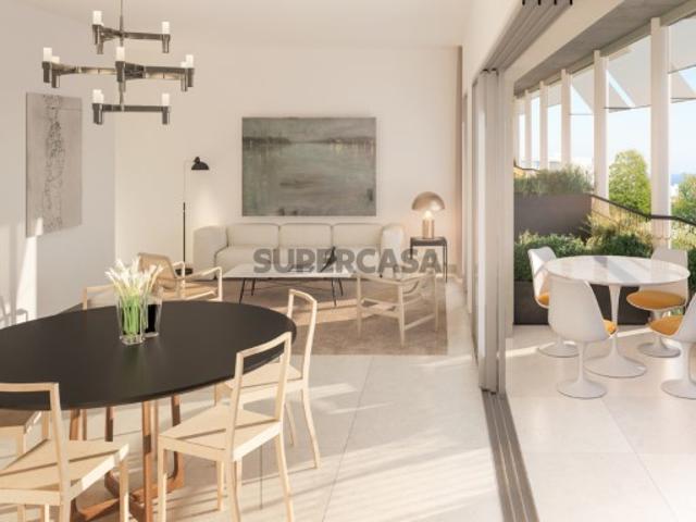 Apartamento T4 com terraço e estacionamento na Caparica