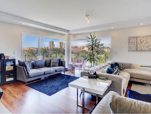 Apartamento T4, com terraço e garagem em Carcavelos, Cascais 203m² Carcavelos e Parede