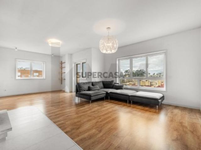Apartamento T4 com varanda, 2 lugares de garagem e arrumos em Matosinhos
