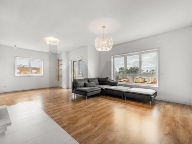 Apartamento T4 com varanda, 2 lugares de garagem e arrumos em Matosinhos