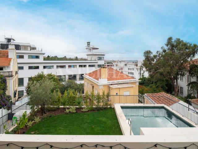 Apartamento T4 com varanda e estacionamento no Estoril 224m² Cascais e Estoril