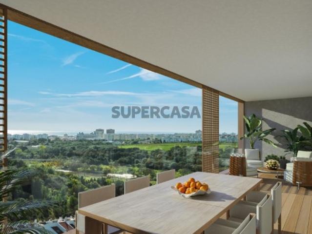 Apartamento T4 com varanda e estacionamento em Oeiras