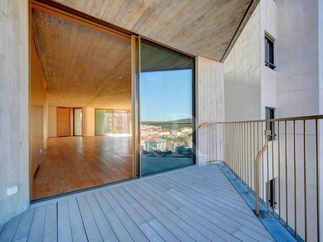 Apartamento T4 com varanda e estacionamento em Campo de Ouri. 206m² Campo de ourique