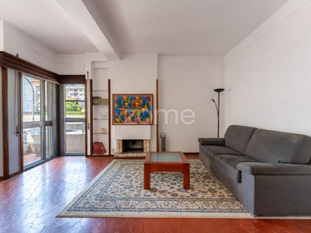 Apartamento T4 com varanda e garagem fechada, nas Antas