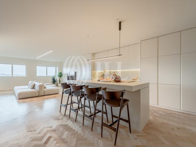 Apartamento T4, com varanda e garagem, no Porto