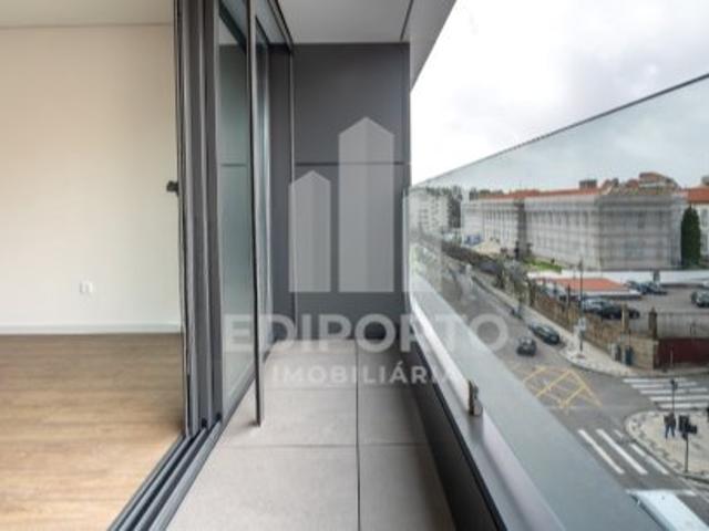 Apartamento T4 com varanda e terraço na Boavista – Onde a Sofisticação e a Centralidade se Encontram