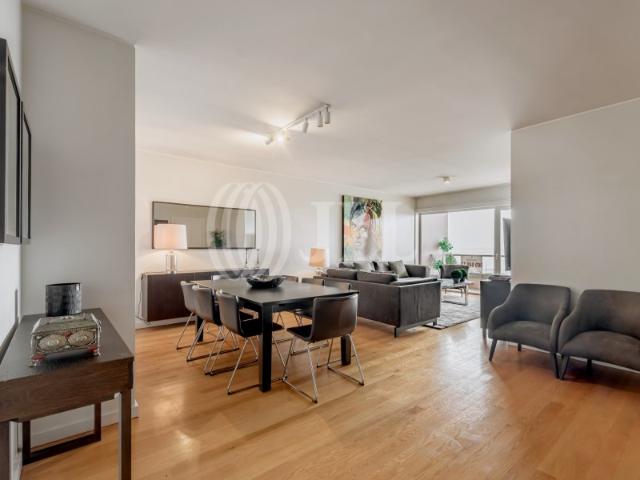 Apartamento T4 com varanda e vista mar, no Porto