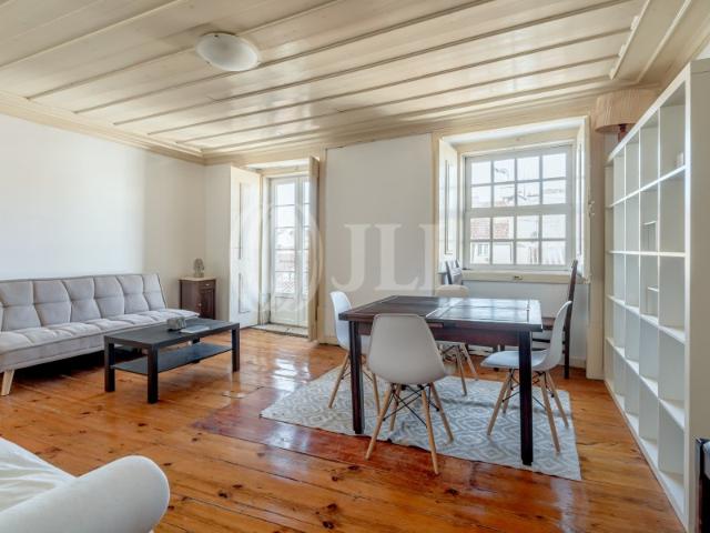 Apartamento T4 com varanda e vista Rio em Lisboa