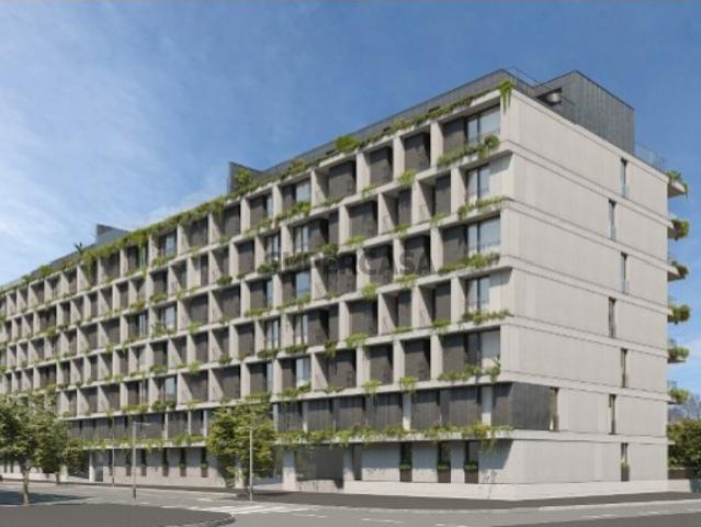 Apartamento T4 com varanda e 3 suites em condomínio privado com piscina