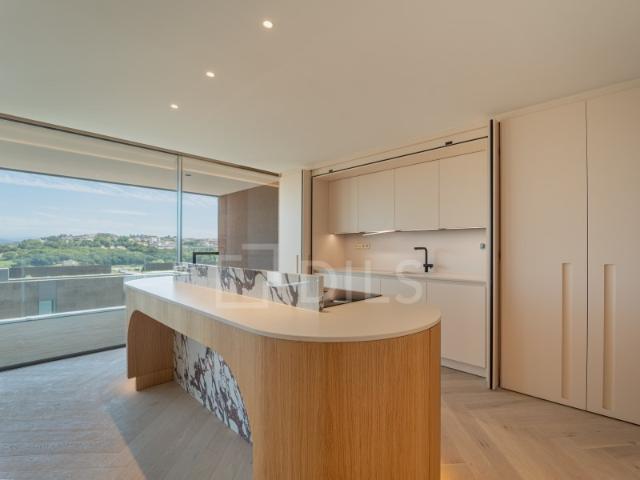 Apartamento T4, com varanda, frente ao Rio Douro
