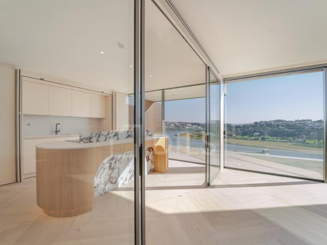 Apartamento T4, com varanda, frente ao Rio Douro