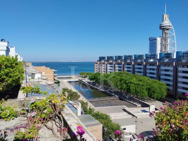 Apartamento T4 com varanda, garagem e vista rio no Parque da. 153m² Parque das nações