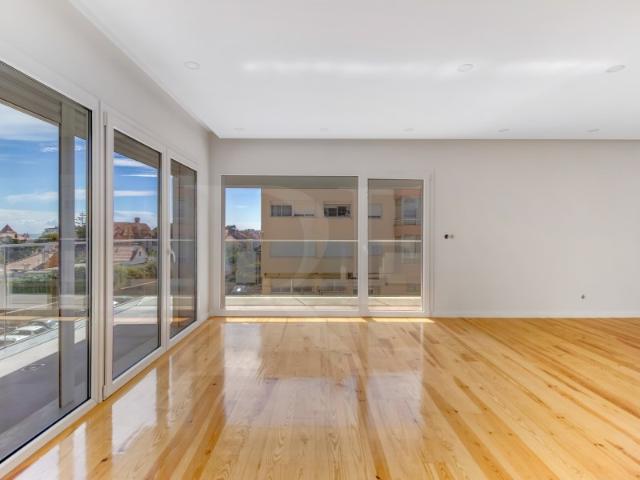 Apartamento T4 com Varanda junto à praia com vista Mar