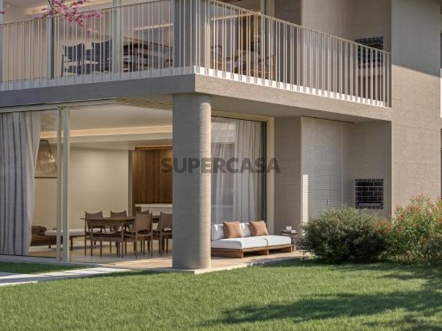Apartamento T4 com varanda no Belas Clube de Campo