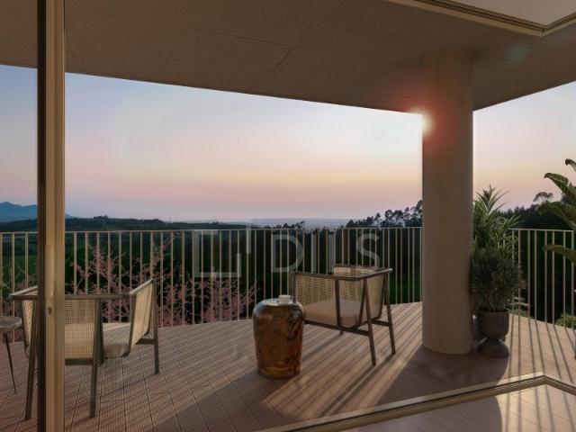 Apartamento T4 com varanda no Belas Clube de Campo