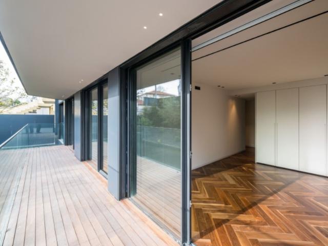 Apartamento T4 com varandas e estacionamento na Boavista, Porto