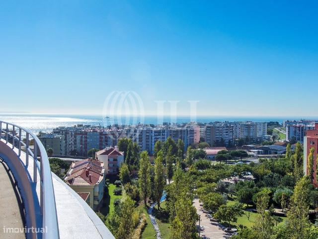Apartamento T4 com vista de mar, em condomnio fechado com jardim e.