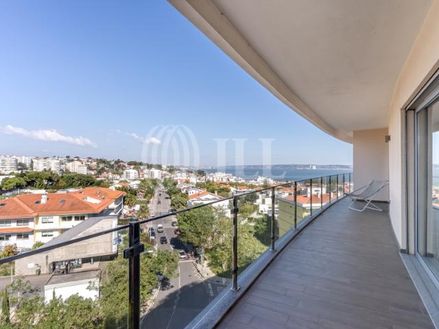 Apartamento T4 com vista de mar, em condomínio fechado com jardim e piscina