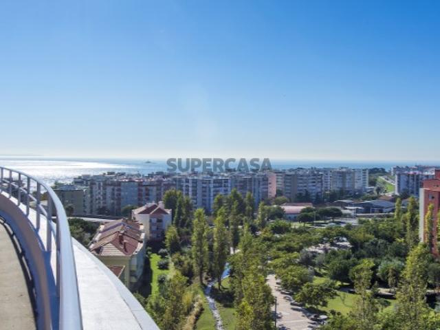 Apartamento T4 com vista de mar, em condomínio fechado com jardim e piscina