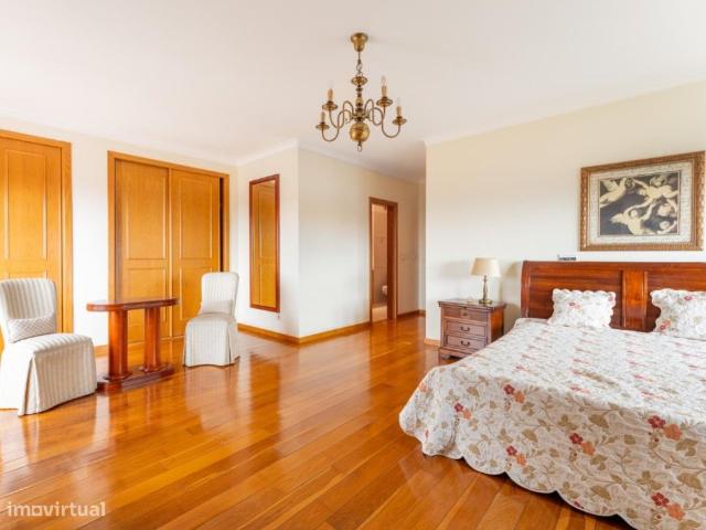 Apartamento T4 com vista mar, arrecadao, varanda e duas Garagens Box
