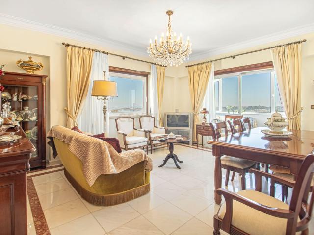 Apartamento T4 com vista sobre o rio Tejo no Restelo
