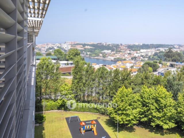 Apartamento T4, com vista rio e estacionamento, em Vila Nova de Gaia