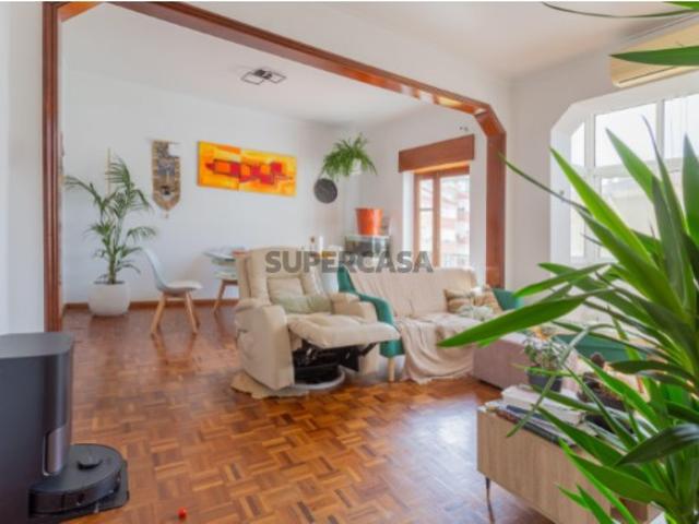 Apartamento T4 convertido em T3 Centro do Barreiro