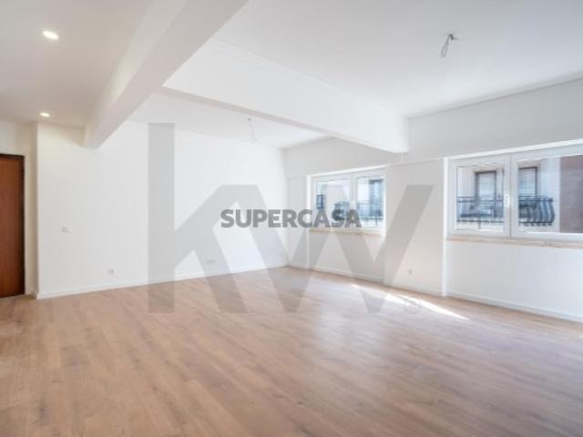 Apartamento T4 convertido em T3 | 102 m² | Estrela, Lisboa