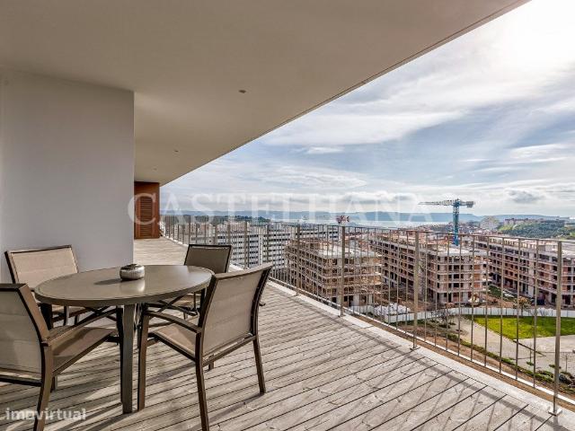 Apartamento T4 condominio com piscina em Miraflores