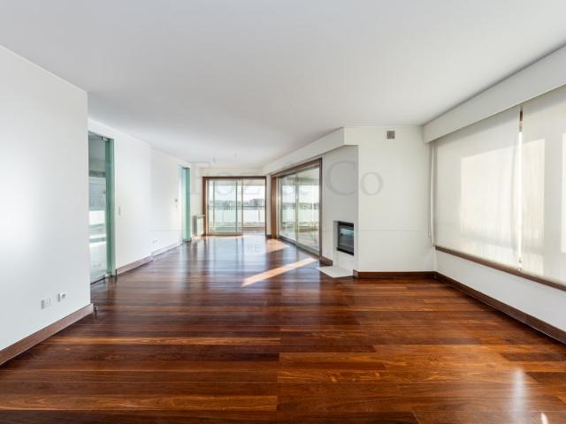 Apartamento T4 | Condomínio Fechado | Porto