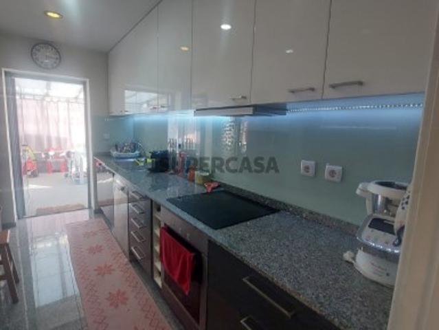 Apartamento T4, de 3 frentes em Nogueira