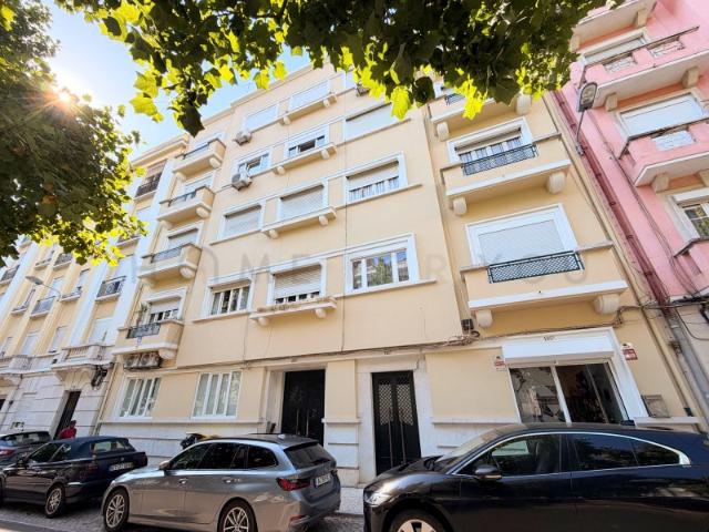 Apartamento T4 de charme | Rua Barbosa du Bocage | Avenidas Novas | Lisboa | Arrendado com contrato antigo