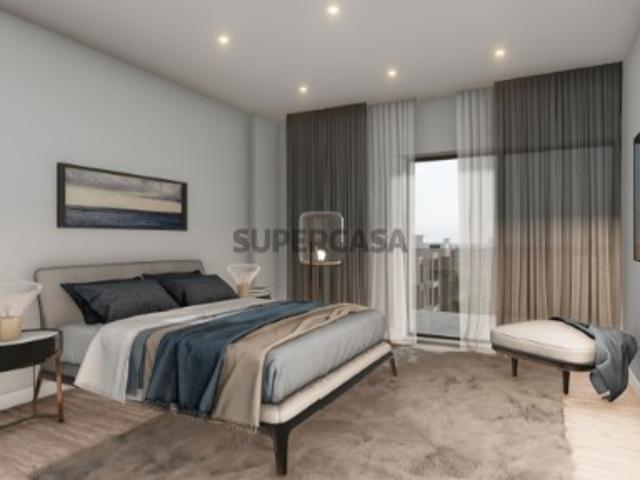 Apartamento T4 de luxo com varandas, dois lugares de garagem e arrecadação
