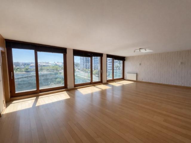 Apartamento T4 de Luxo com Vista Rio e Qualidade Superior