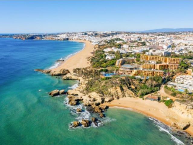 Apartamento T4 de luxo com piscina e garagem, a 500 metros da Praia Albufeira