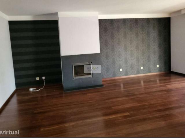 Apartamento T4 de Luxo em edf. Altavista no centro da Maia